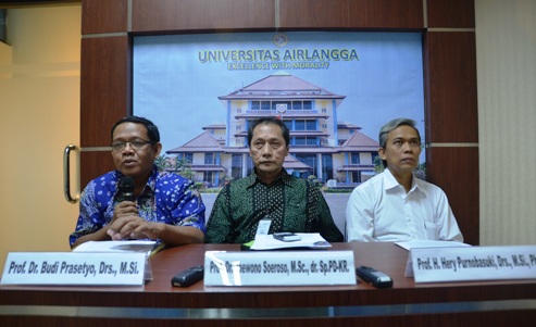 Jumpa pers Prof. H. Hery Purnobasuki, Drs., M.Si., Ph.D (kanan) bersama dengan Guru Besar Unair lainnya. 