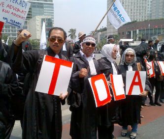 Beberapa anggota Peradi Jawa Timur yang ikut berunjuk rasa di depan gedung DPR RI untuk menolak RUU Advokat. (FOTO : parlin/surabayaupdate.com)