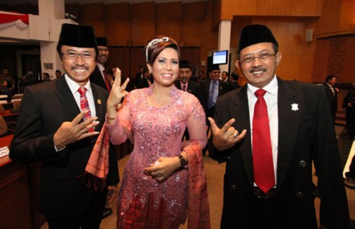 Anggota DPRD Kota Surabaya periode 2014-2019 (kiri ke kanan) Baktiono, Agustin Poliana dan Armuji, usai menjalani pelantikan. (FOTO : JP)