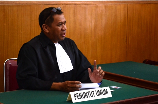 Hans Edward Hehakaya, kuasa hukum Nuri Subagyo PNS Sekwan DPRD Kota Surabaya yang menjadi pemohon praperadilan. (FOTO : parlin/surabayaupdate.com