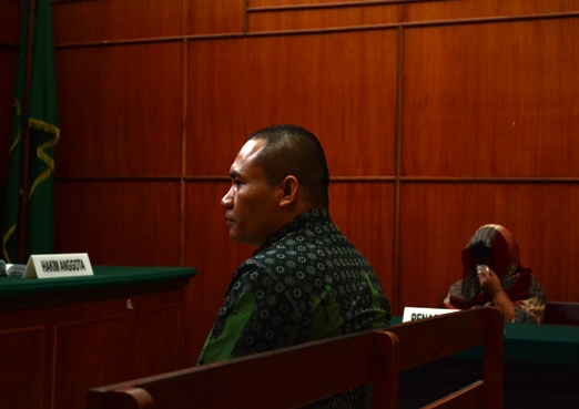 Kopda Kusnandar, yang menjadi saksi di PN Surabaya dalam perkara dugaan narkoba dengan terdakwa Yayuk Sri Rahayu merasa yakin bahwa dirinya korban jebakan narkoba. (FOTO : parlin/surabayaupdate.com)