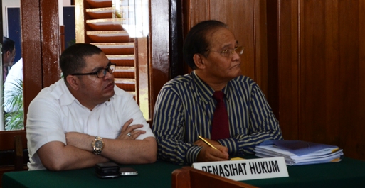 Razman Arif Nasution dan Poltak Hutajulu ketika mengikuti persidangan di PN Surabaya. Majelis hakim menunda persidangan karena tergugat 2 tidak datang. (FOTO : parlin/surabayaupdate.com)