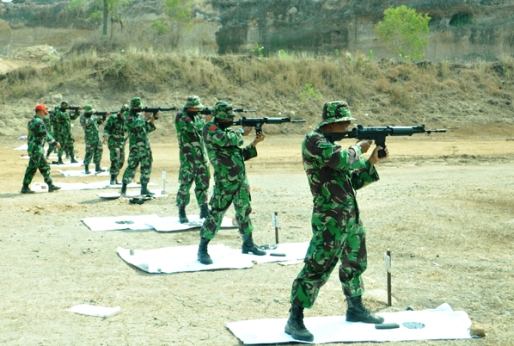 Latihan menembak 172 anggota Korem 081/DSJ di Desa Pilangrejo Kecamatan Wungu Kabupaten Madiun. (FOTO : penrem/surabayaupdate.com)