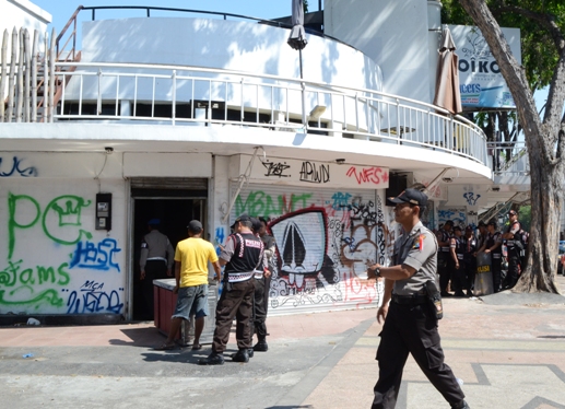Oikos Cafe Jalan Tunjungan No. 78 Surabaya, akhirnya dieksekusi PN Surabaya. (FOTO : parlin/surabayaupdate.com) 