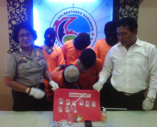 Lima tersangka narkoba yang ditangkap Unit I Satreskoba Polrestabes Surabaya. Diantara para tersangka ini ada pasangan suami istri. 
