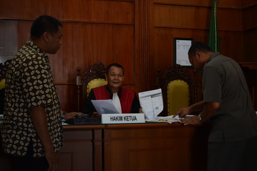 Hakim Harijanto sedang memeriksa kelengkapan surat-surat pada persidangan yang mengagendakan pembacaan duplik. (FOTO : parlin/surabayaupdate.com)