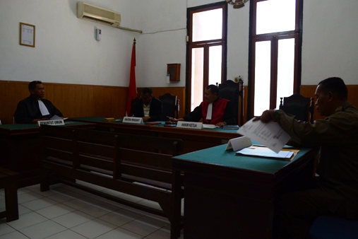 Sidang Praperadilan Polsek Genteng yang digelar di ruang sidang Garuda, PN Surabaya. (FOTO : parlin/surabayaupdate.com)