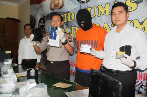 Angga Brata Samudra (34), warga Jalan Bendul Merisi Surabaya, yang ditangkap polisi, Kamis (4/9) di Jalan Wonorejo I Surabaya dengan tuduhan menjual film porno via online. (FOTO : Parlin/surabayaupdate.com)