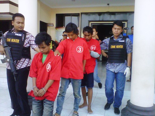 Tiga tersangka perampasan HP yang tertangkap anggota Satreskrim Polrestabes Surabaya. 