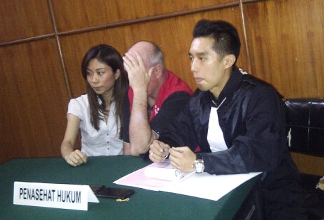 Terdakwa Andrew Roger ketika menjalani persidangan di PN Surabaya atas tindak pidana dugaan kepemilikan narkoba. 