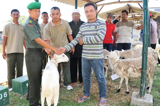 Kasrem 084/Bhaskara Jaya menyerahkan seekor kambing sebagai hewan kurban kepada salah satu pengurus panti asuhan. (FOTO : pen084/surabayaupdate.com)