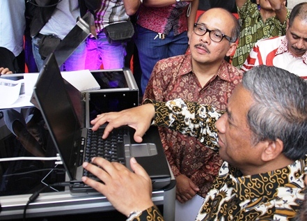 Menteri Pendidikan dan Kebudayaan, M. Nuh sedang mencoba mesin cetak huruf Braille karya mahasiswa Fakultas Elektro ITS. 