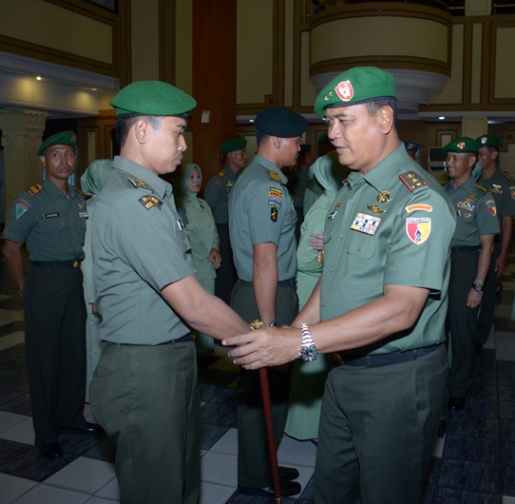Pangdam V/Brawijaya Mayjen TNI Eko Wiratmoko memberikan ucapan selamat kepada salah satu perwira yang dinaikkan pangkatnya satu tingkat lebih tinggi. (FOTO : pendam/surabayaupdate.com) 