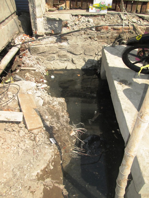 Tampak air menggenang warna hitam pekat di proyek pembangunan saluran pemasangan box culvert di Jalan Kapas Gading Madya yang menghabiskan dana Rp. 3,2 miliar dari APBD Kota Surabaya tahun 2014 ini dikerjakan dengan teknik pengiritan. (FOTO : parlin/surabayaupdate.com)