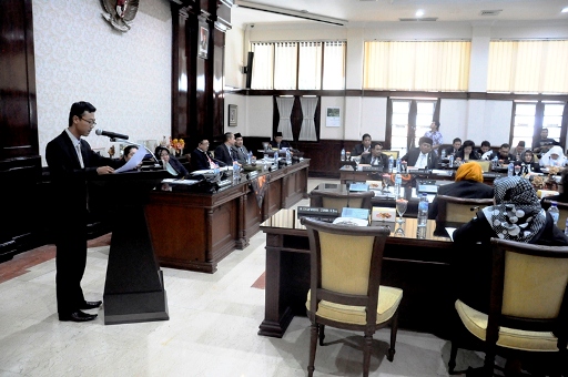 Rapat Paripurna DPRD Kota Surabaya yang diwarnai intrupsi dari anggota dewan lainnya. Mereka tidak setuju dengan jumlah Banggar dan Banmus. 