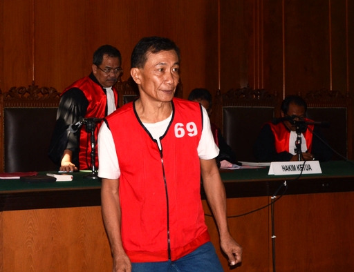 Terdakwa Alwi Tikoalu divonis 5 bulan penjara karena terbukti secara sah dan meyakinkan melakukan tindak pidana percobaan pemerasan dan pengancaman menggunakan sajam jenis clurit. (FOTO : parlin/surabayaupdate.com)