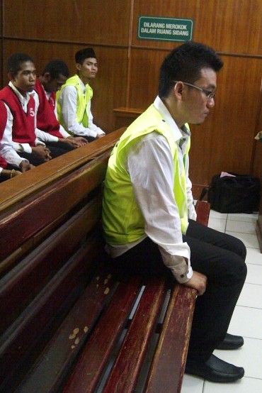 Jefri Soetanto alias Jep Bin Rony Soetanto, terdakwa kasus narkoba yang disidang di ruang Sari 2 Pengadilan Negeri (PN) Surabaya. 