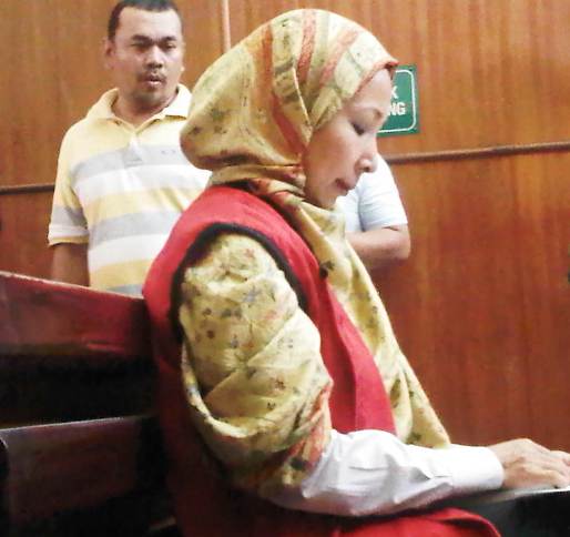 Terdakwa Ratnawati ketika mendengarkan pembacaan tuntutan di PN Surabaya. 