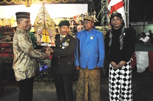 Pagelaran wayang kulit persembahan Korem 082/CPYJ untuk masyarakat Mojokerto di HUT TNI ke-69. (FOTO : penrem 082/surabayaupdate.com)