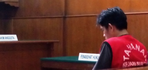 Ihwan Sutono SUpriyadi, terdakwa kepemilikan ganja 1 kilogram ketika menjalani persidangan di PN Surabaya. (FOTO : parlin/surabayaupdate.com)