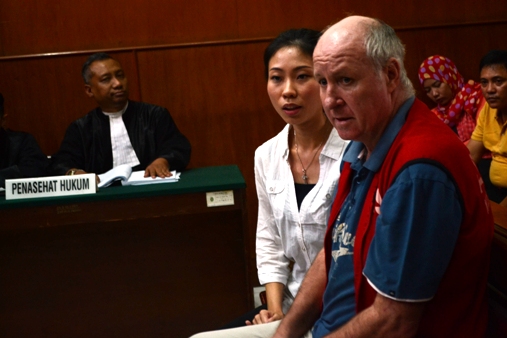 Terdakwa Andrew Roger, warga negara Australia yang menjalani persidangan di Pengadilan Negeri Surabaya. Pada persidangan kali ini, terdakwa Andrew mencoba meraih simpati majelis hakim. (FOTO : parlin/surabayaupdate.com)