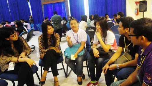 rombongan pemuda ASEAN dan Jepang yang tergabung dalam 41st Ship for South East Asian and Japanese Youth Program (SSEAYP) sedang melakukan diskusi di kampus Unair. (FOTO : humas Unair untuk surabayaupdate.com)