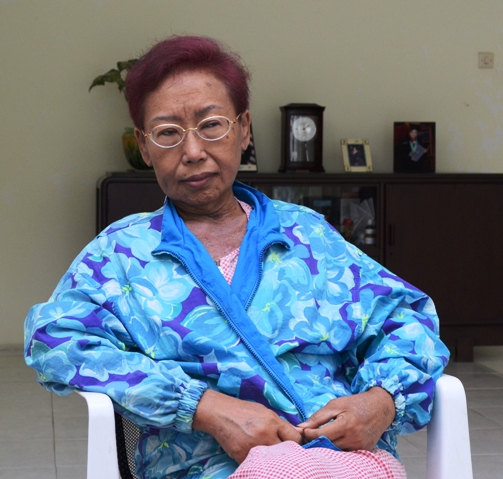 Theresia Wiratmaji Soeharto, janda satu anak yang berusia 62 tahun ini harus merasakan miskin di sisa hidupnya yang sudah tua. (FOTO : parlin/surabayaupdate.com)
