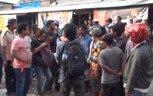 Para pedagang di pasar buah Koblen menolak tindakan penyegelan lapak yang dilakukan Satpol PP Surabaya. (FOTO : sbynews)