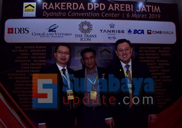 Daniel Sunyoto, Dewan Kehormatan Arebi Jatim (KANAN) bersama Rudi Sutanto, Ketua DPD Arebi Jawa Timur (TENGAH) dan anggota Arebi Jatim lainnya. (FOTO : parlin/surabayaupdate.com)