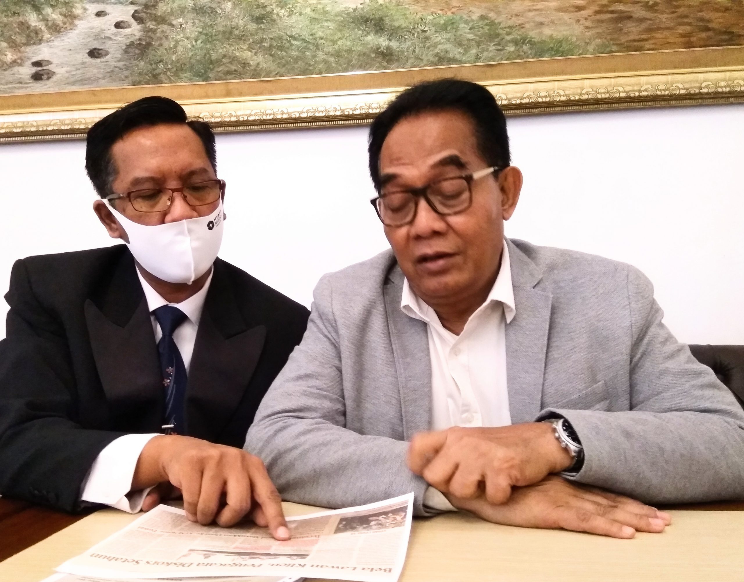 Masbuhin (KIRI PAKAI JAS HITAM) dan Purwanto, salah satu advokat senior di Surabaya, yang mendampingi Masbuhin selama berurusan dengan DK Peradi Jatim. (FOTO : parlin/surabayaupdate.com)